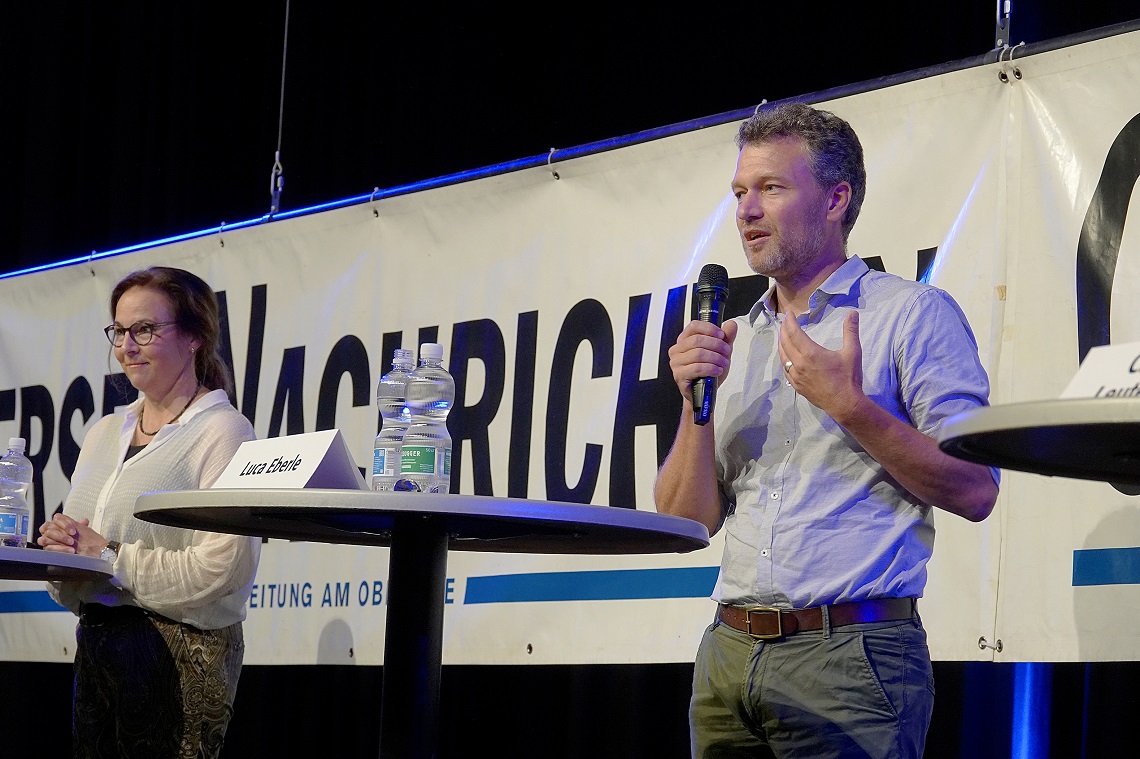 Stadtrat Luca Eberle (am Mikrofon) und Tanja Zschokke.